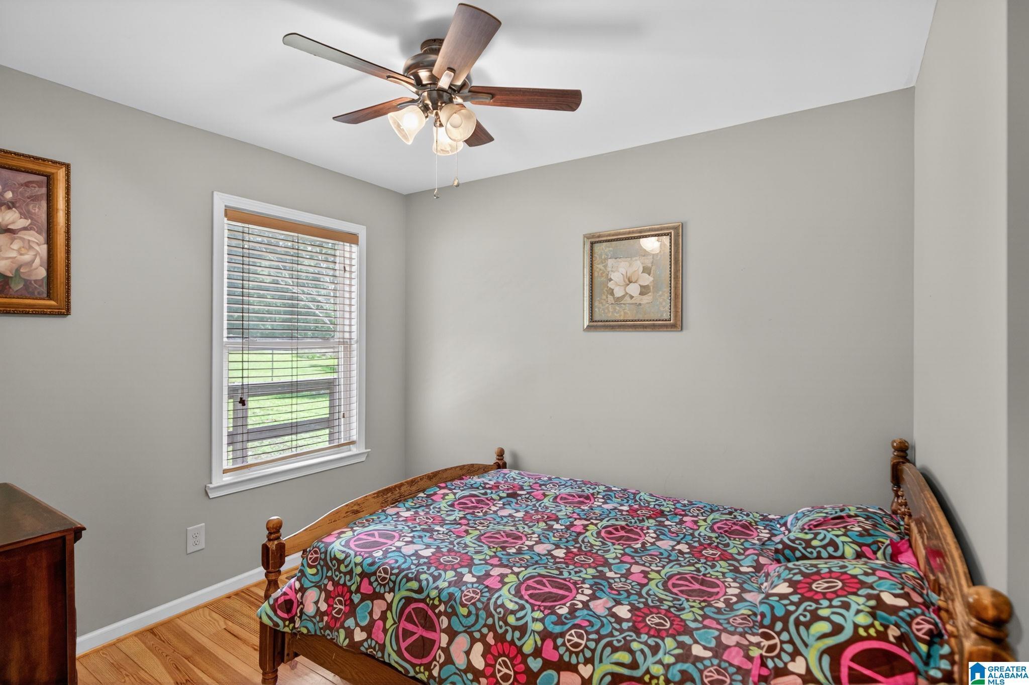 Image 4: Bedroom