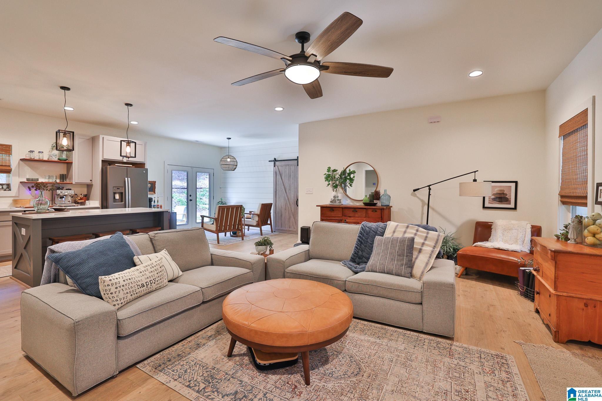 Image 4: Living Room