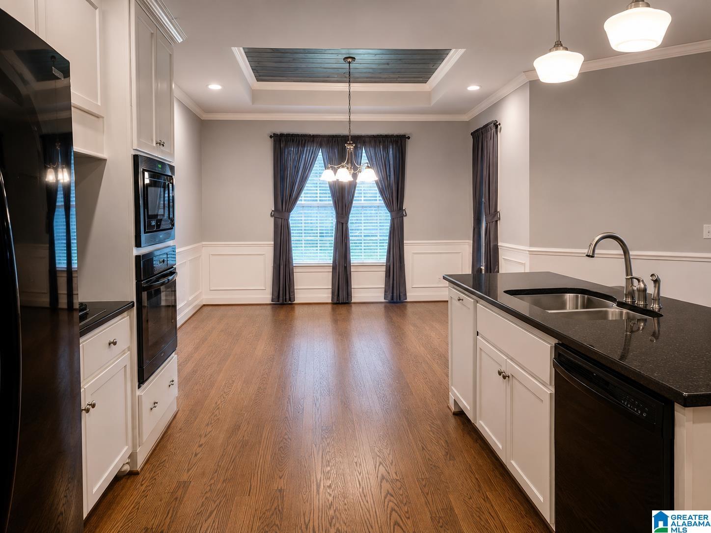 Image 3: Kitchen Dining Space