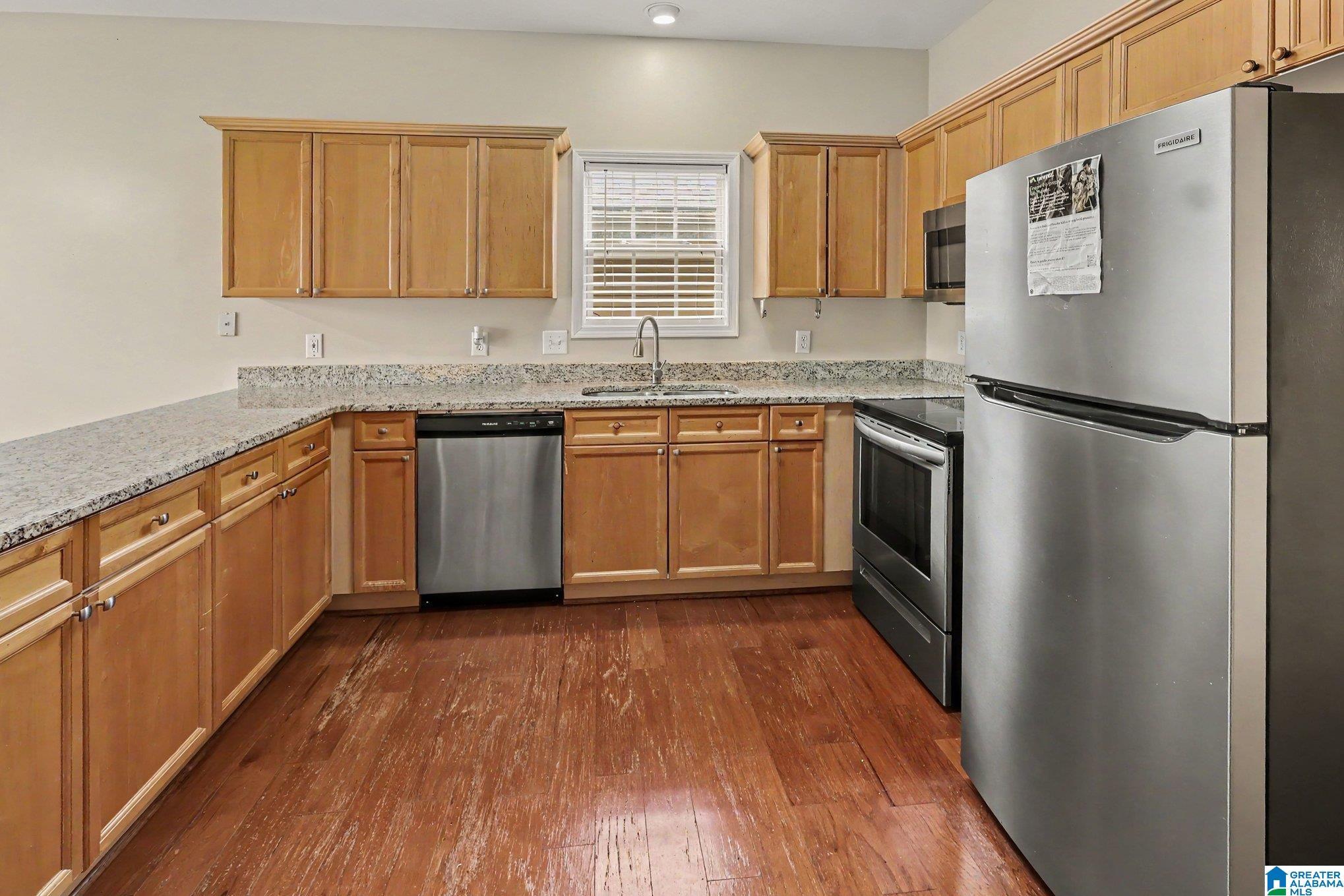 Image 4: Kitchen