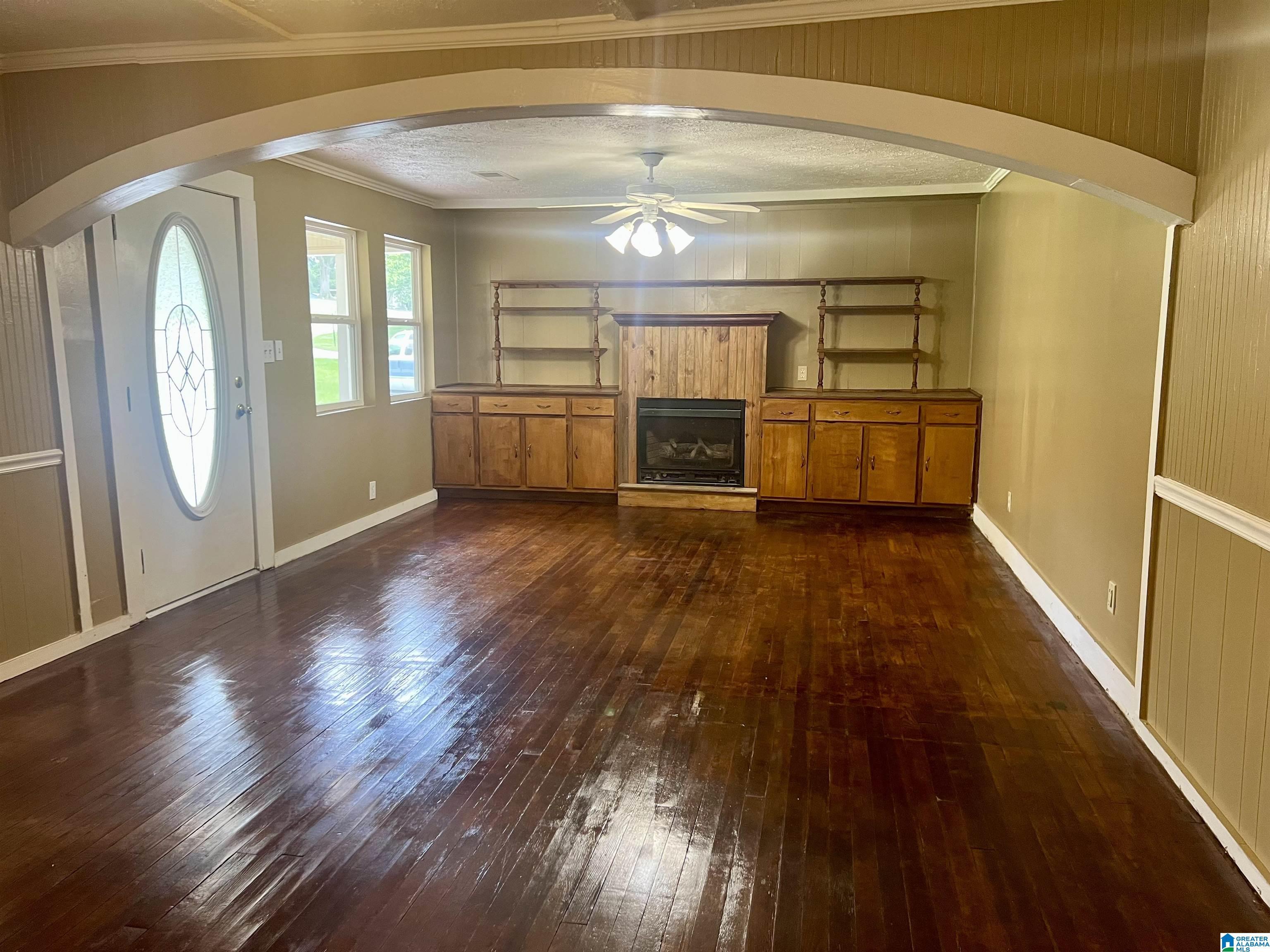 Image 4: Living Room