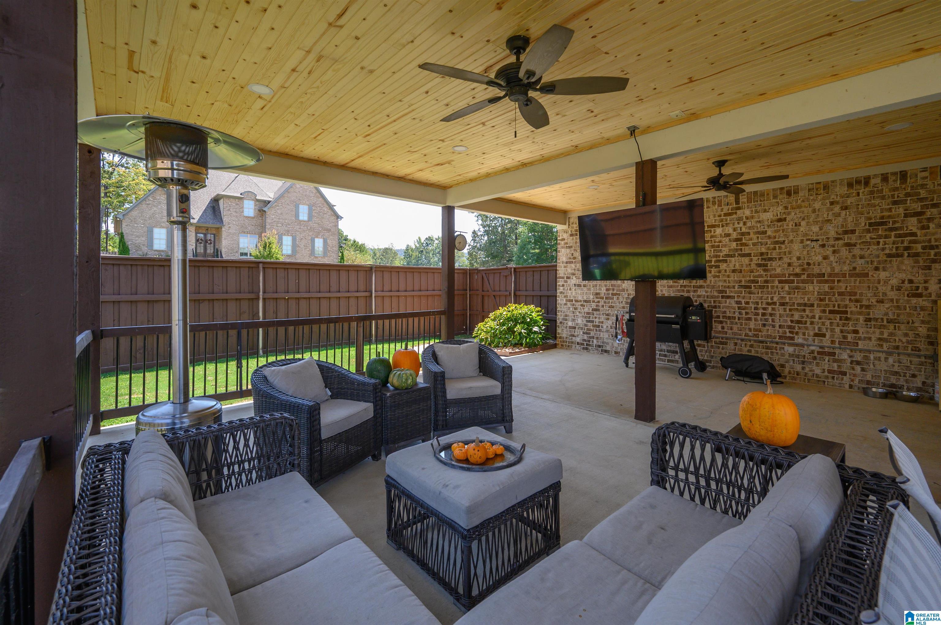 Image 3: EXPANSIVE OUTDOOR LIVING & ENTERTAINING