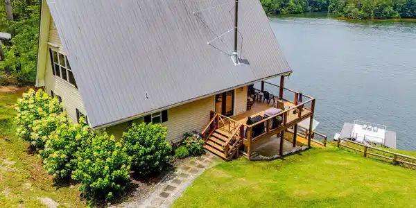 Image 4: SERENE LAKE HOME