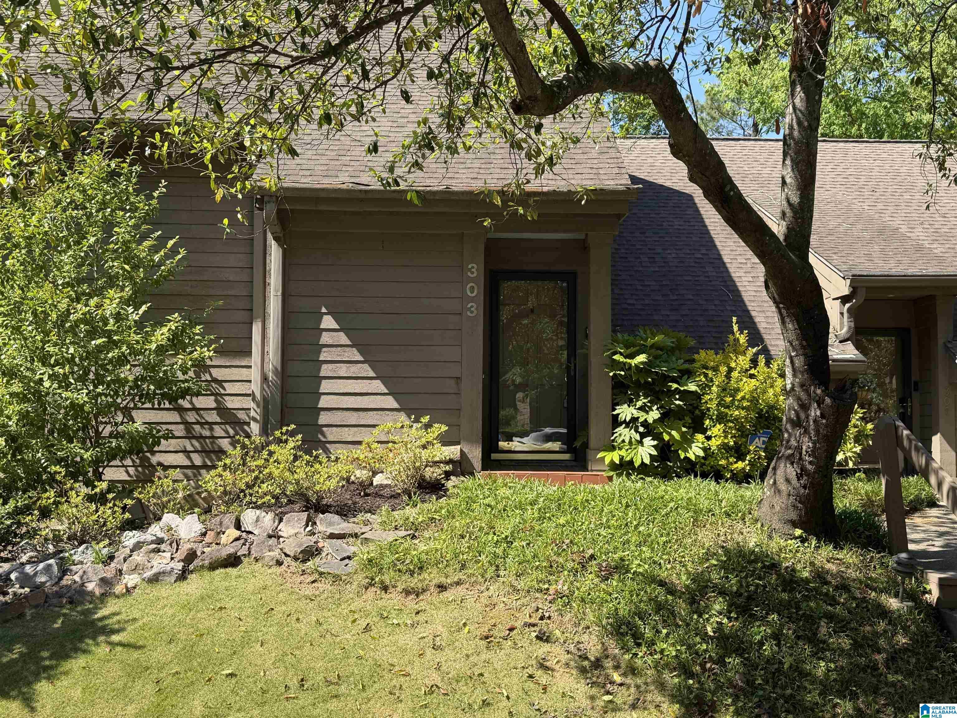 Image 1: Entry