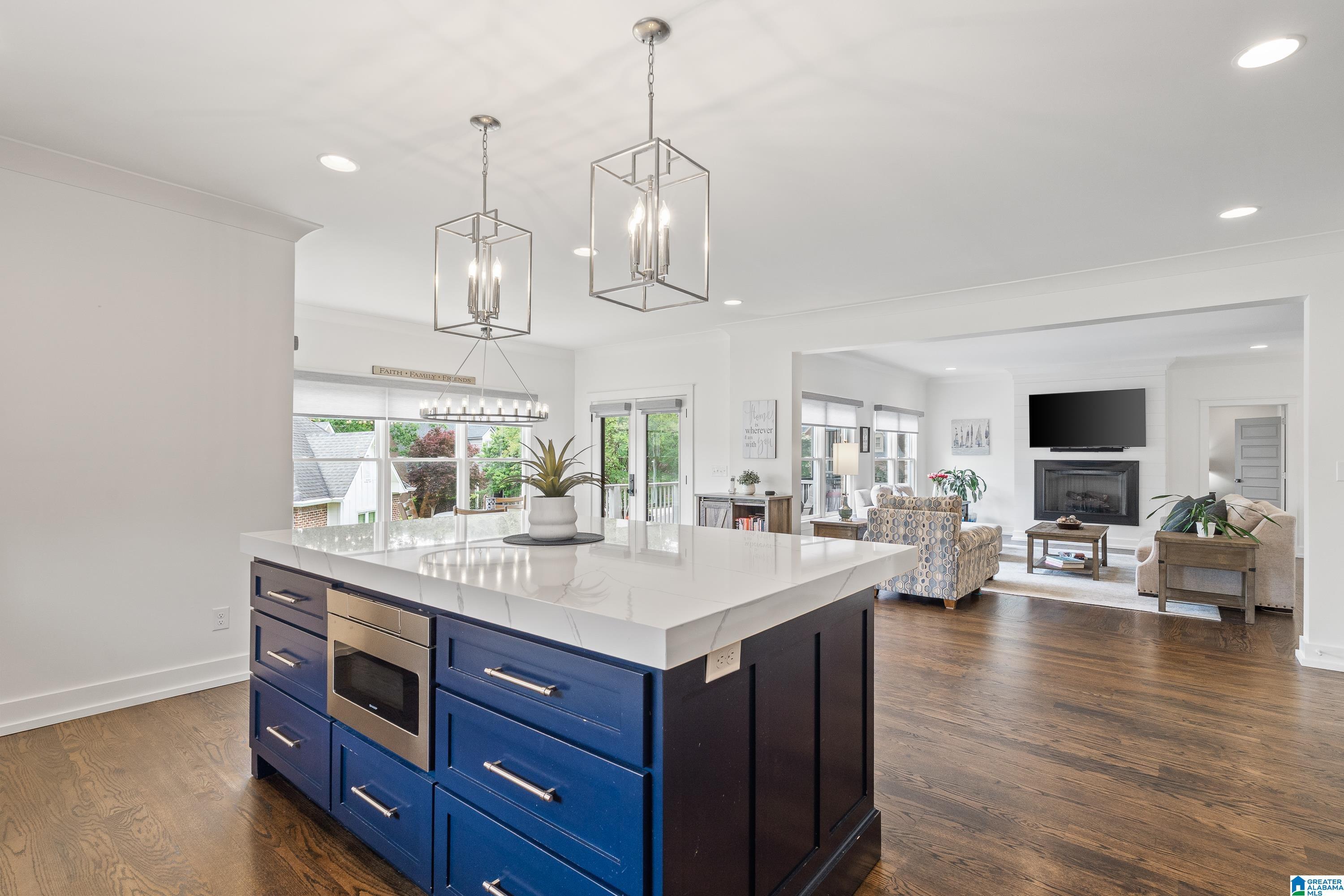 Image 4: Modern Open Floor Plan