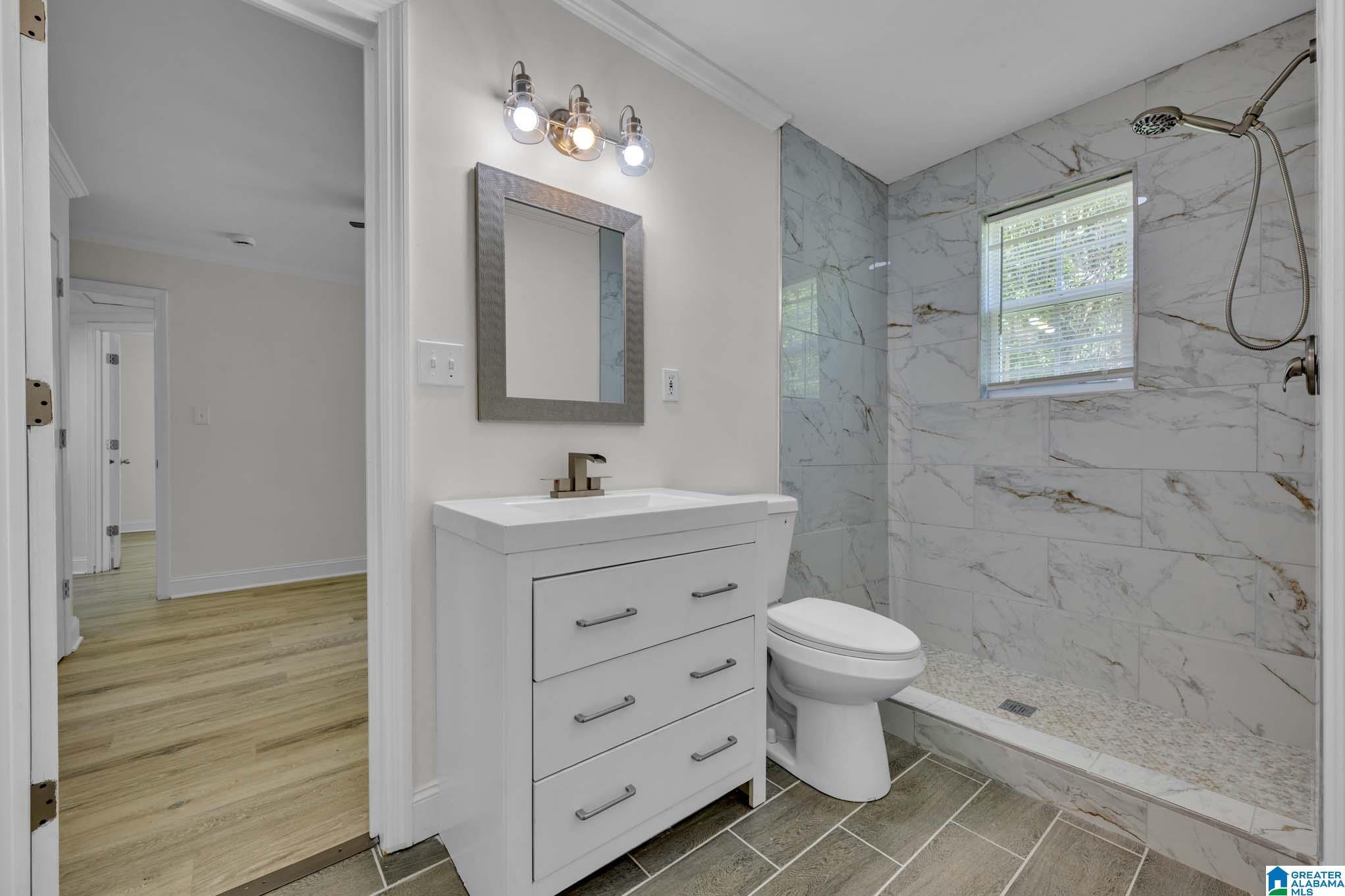 Image 4: Bathroom