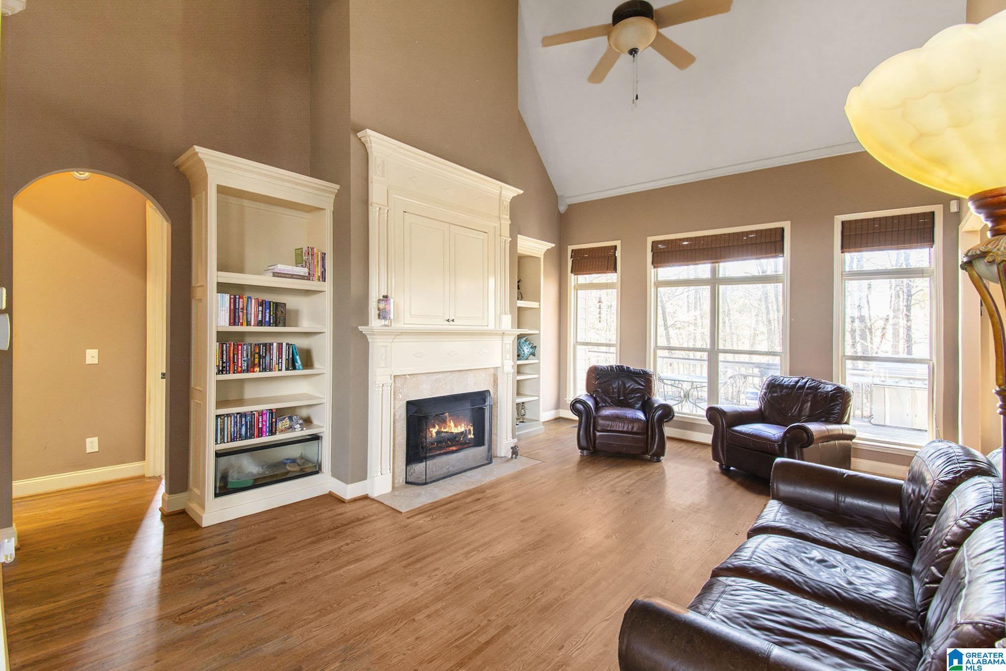 Image 3: Living Room