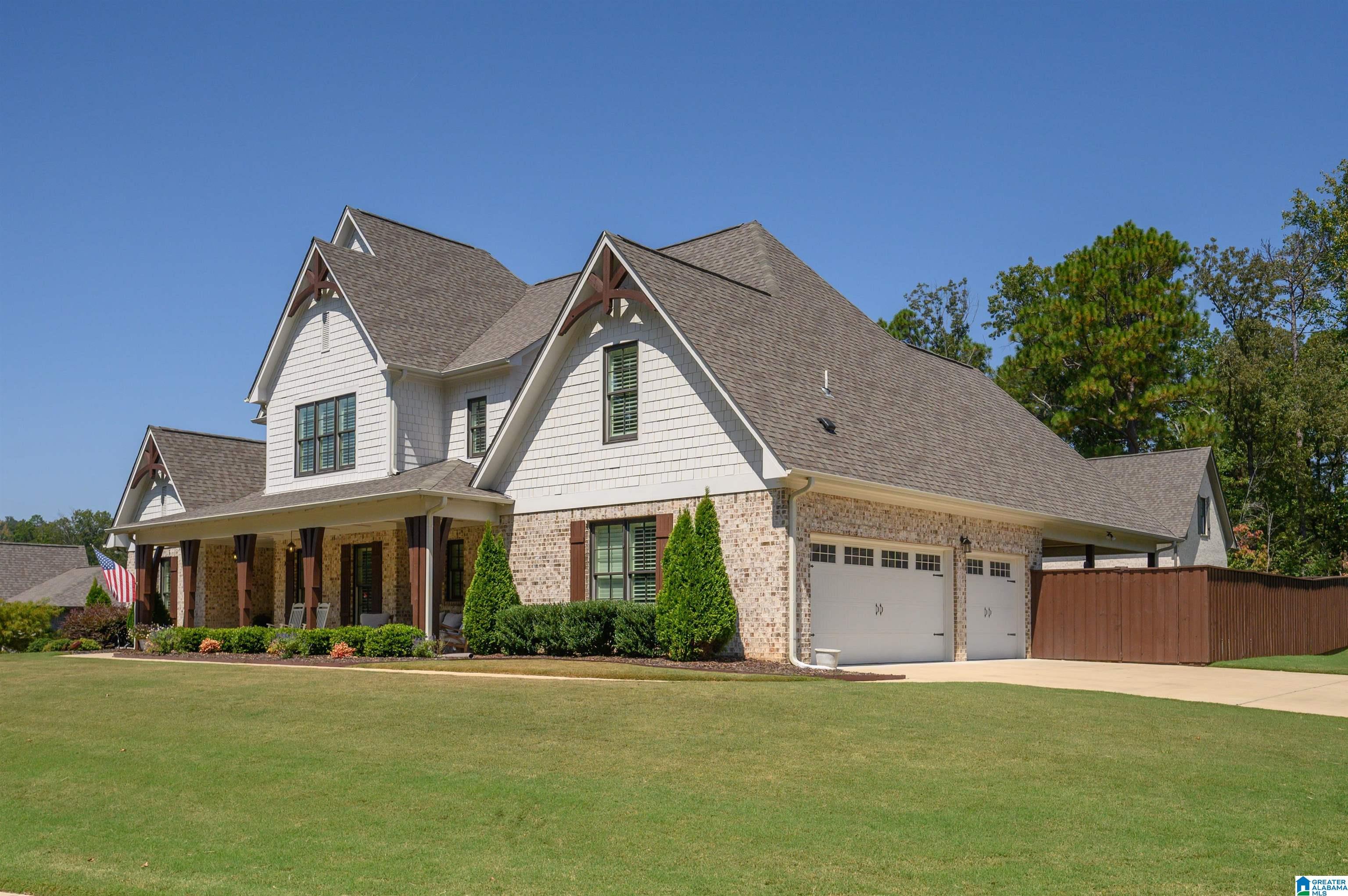 Image 2: 3 CAR GARAGE ON MAIN LEVEL