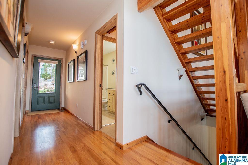 Image 4: FOYER, FLOATING SOLID WOOD STAIRS