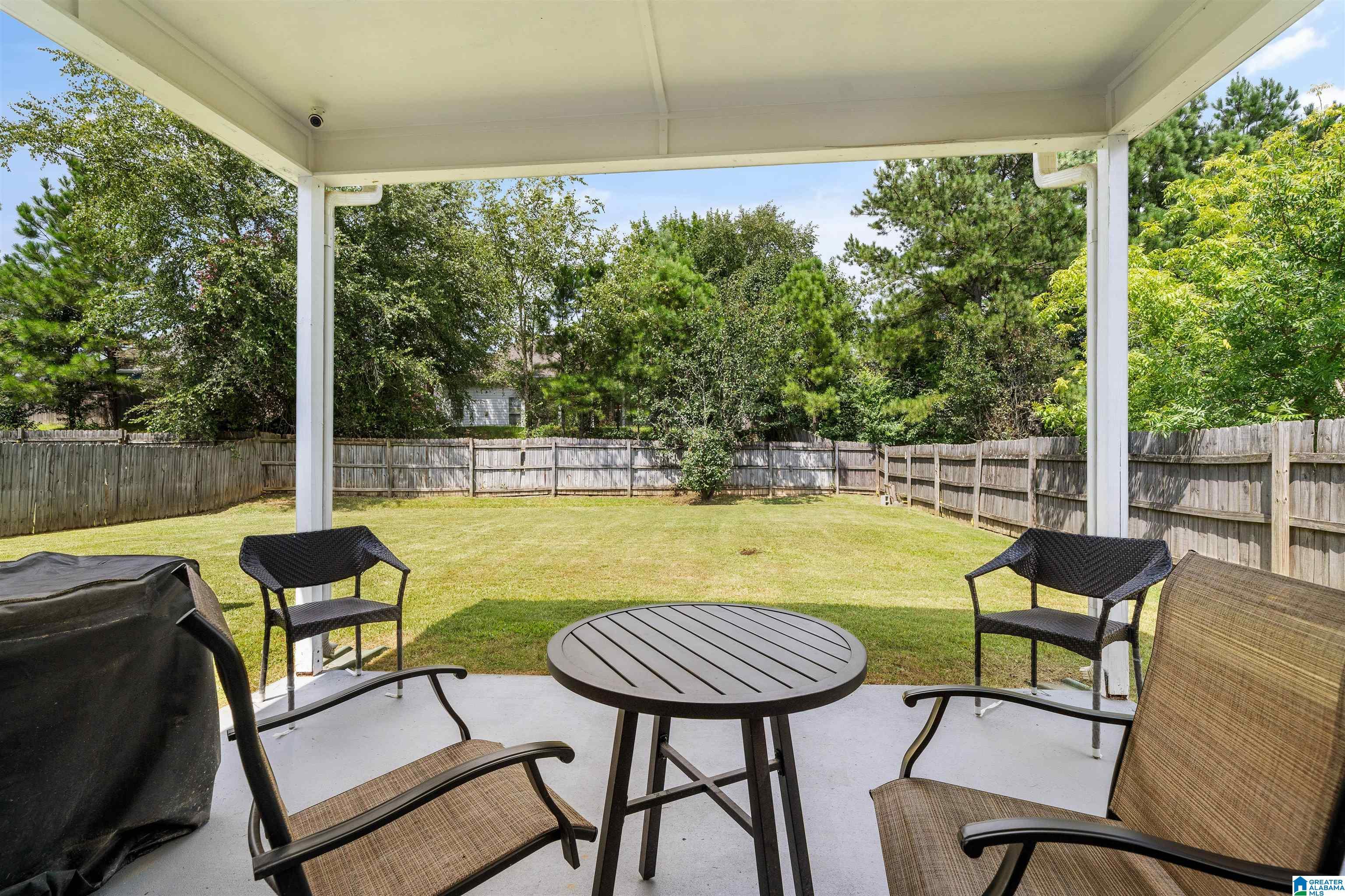Image 4: Covered patio