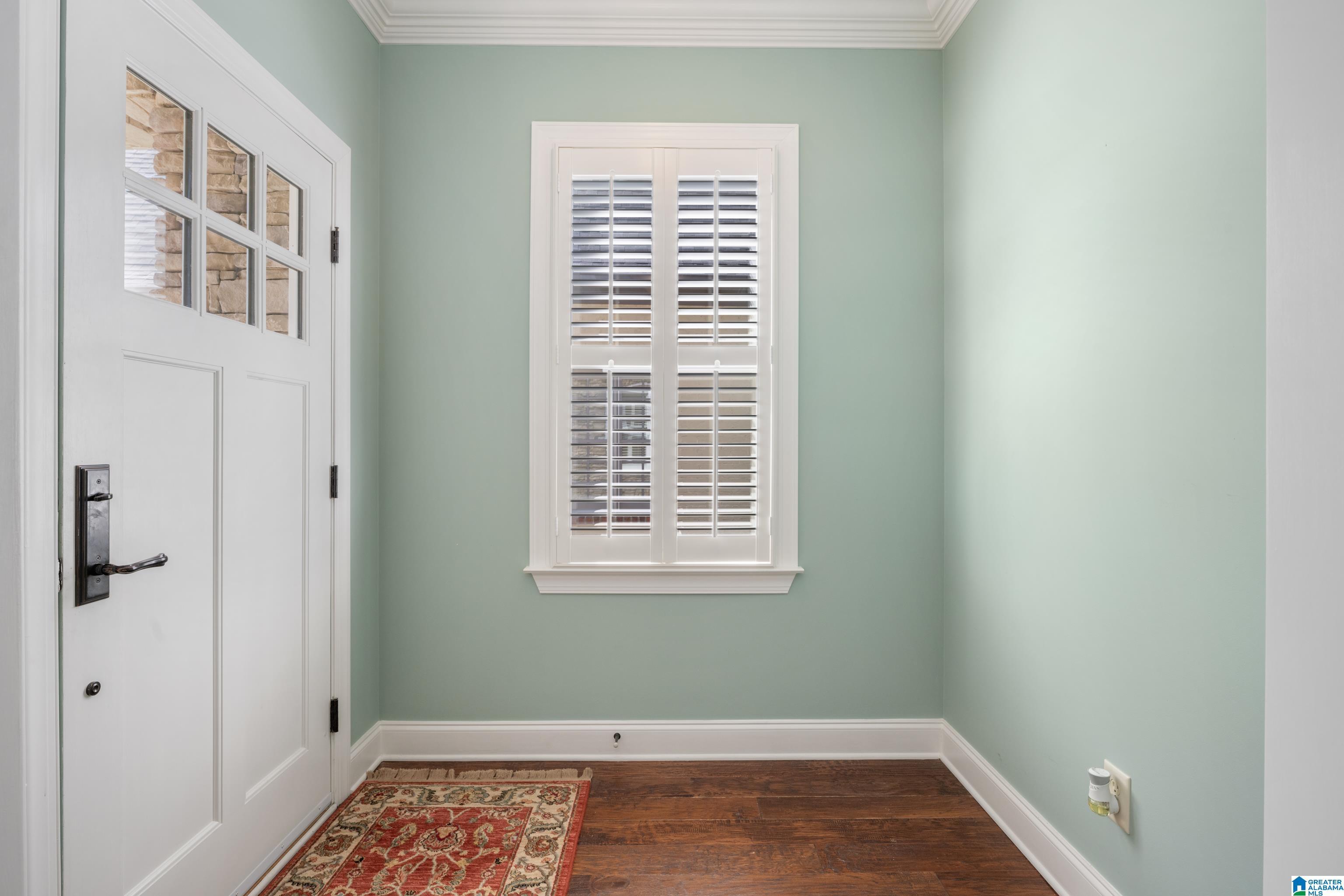 Image 3: Foyer Entry