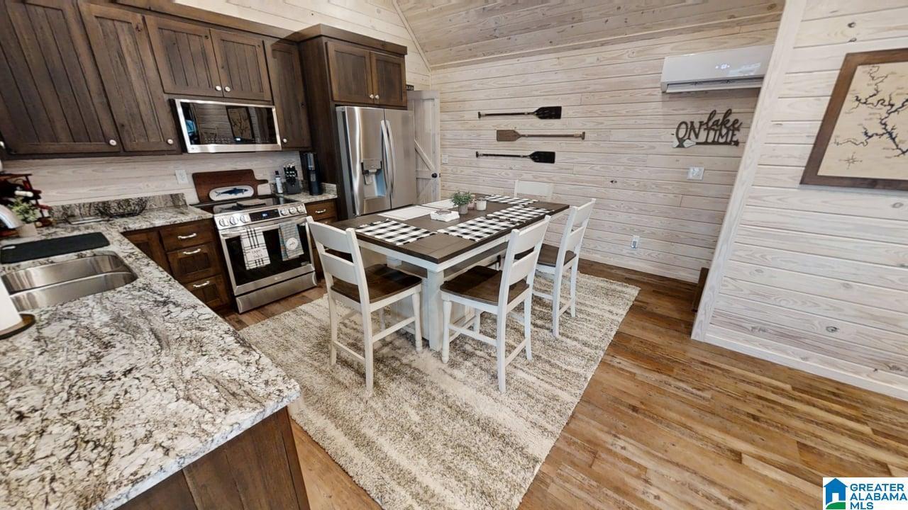 Image 4: Kitchen