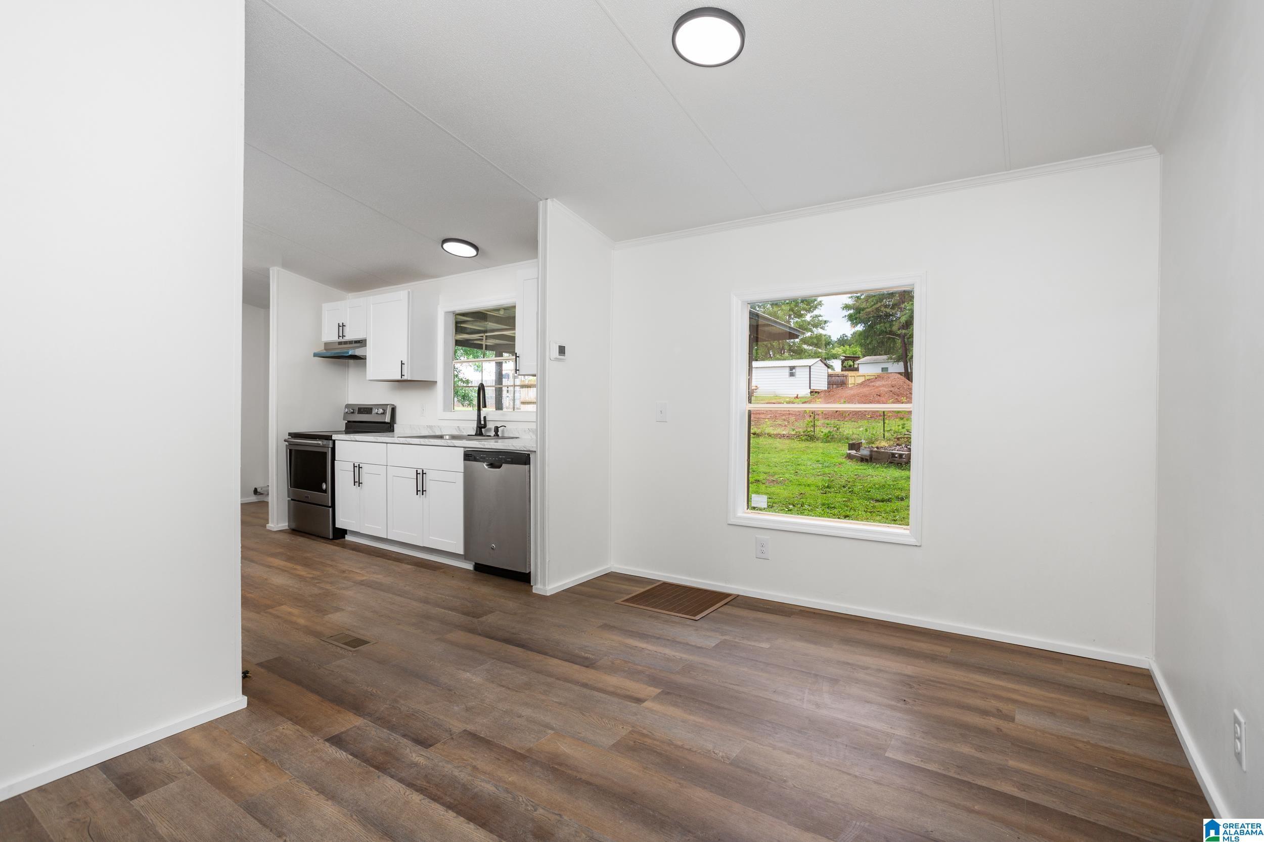 Image 4: Kitchen