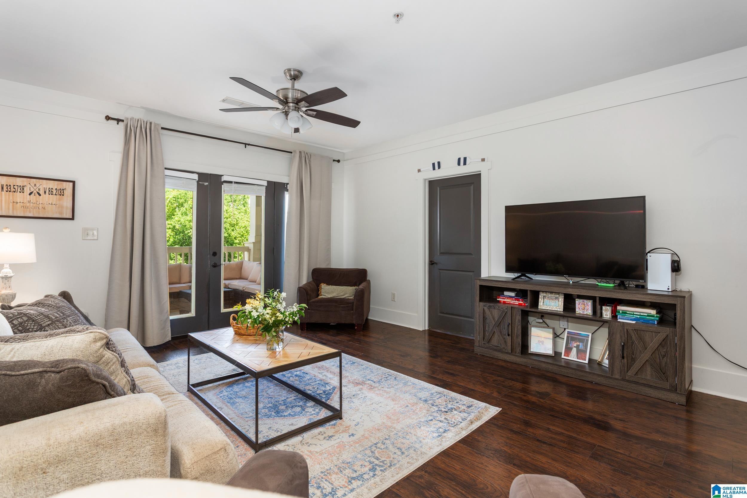 Image 3: Living Room