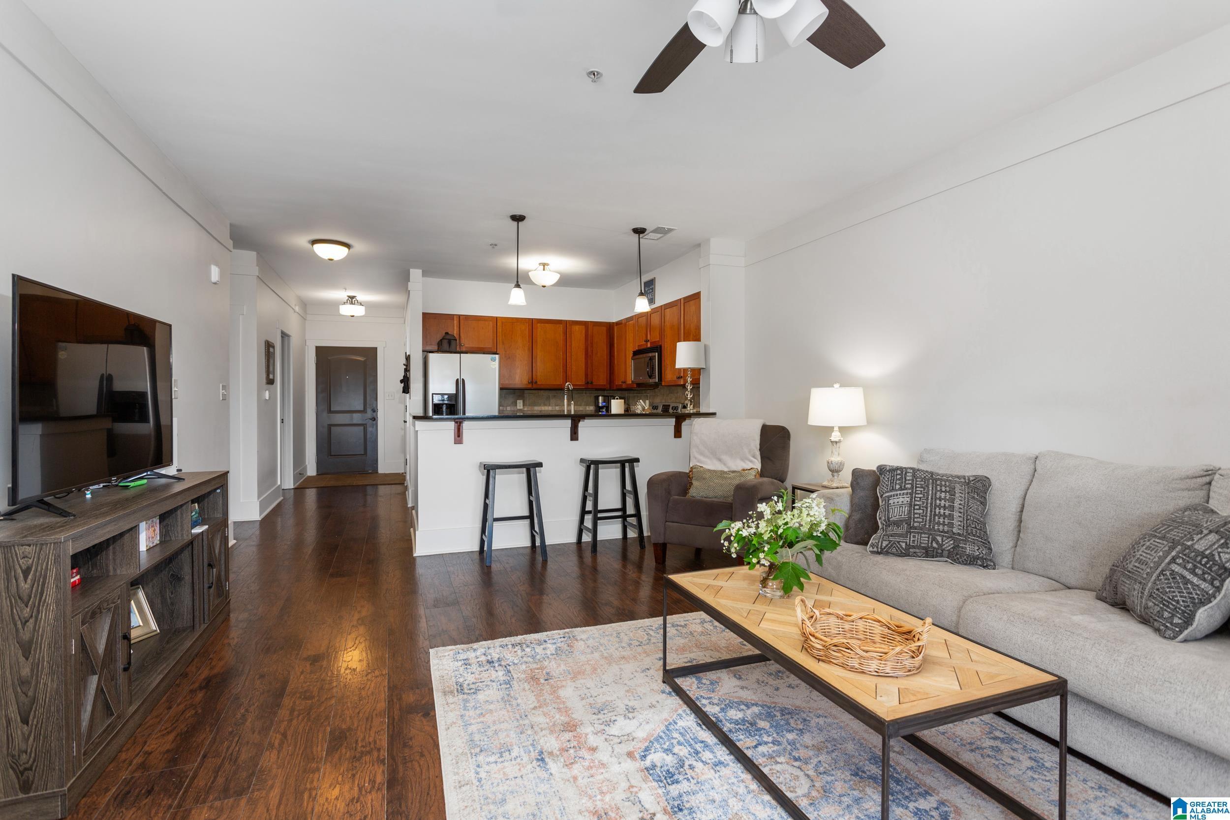 Image 4: Living Room