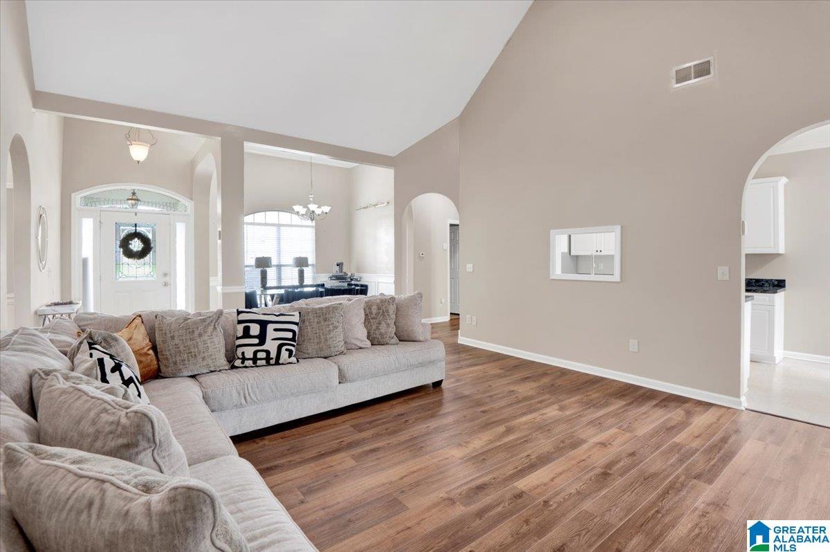 Image 3: Huge Great Room