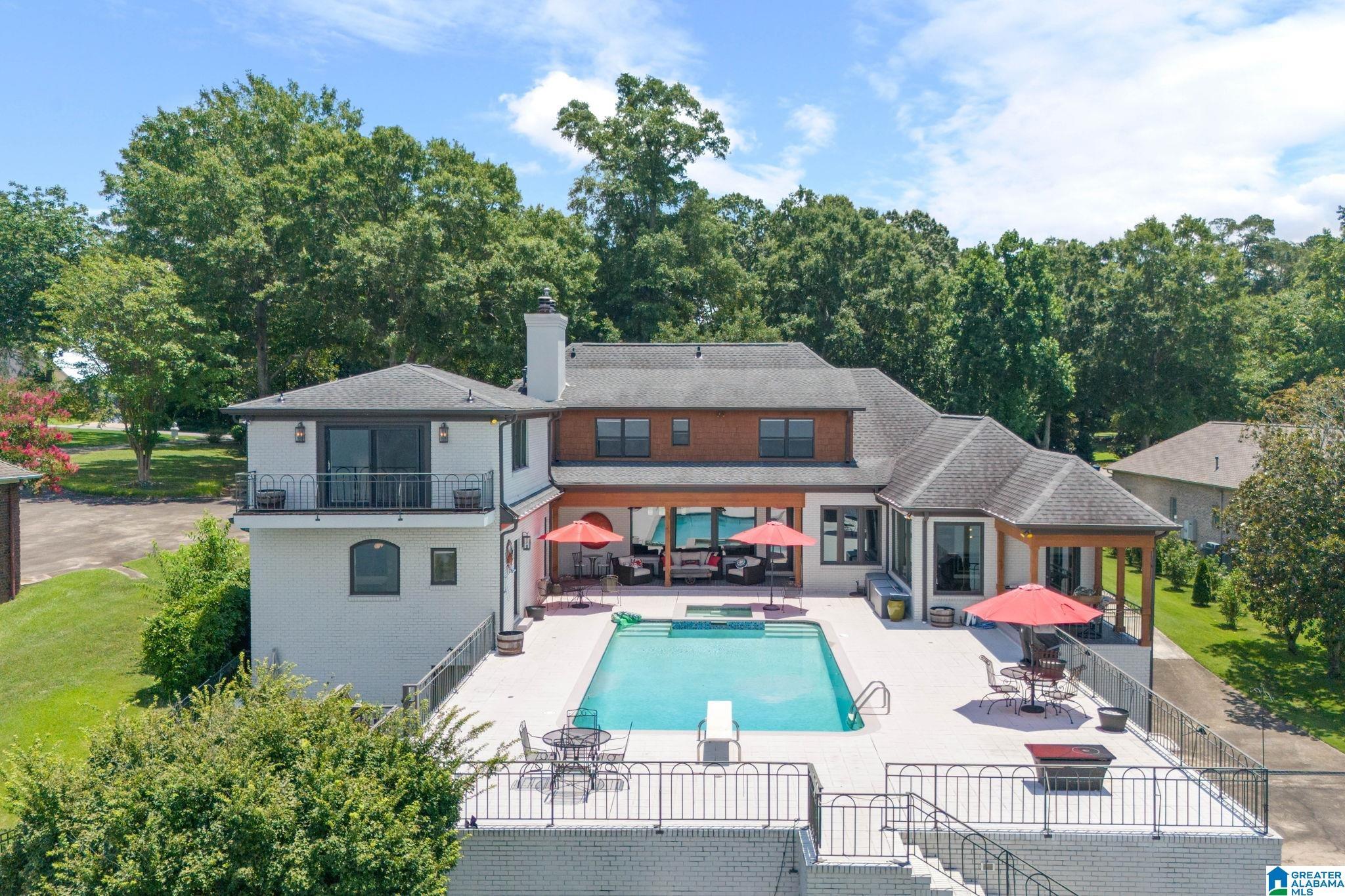 Image 2: Expansive Outdoor Living & Entertaining Area