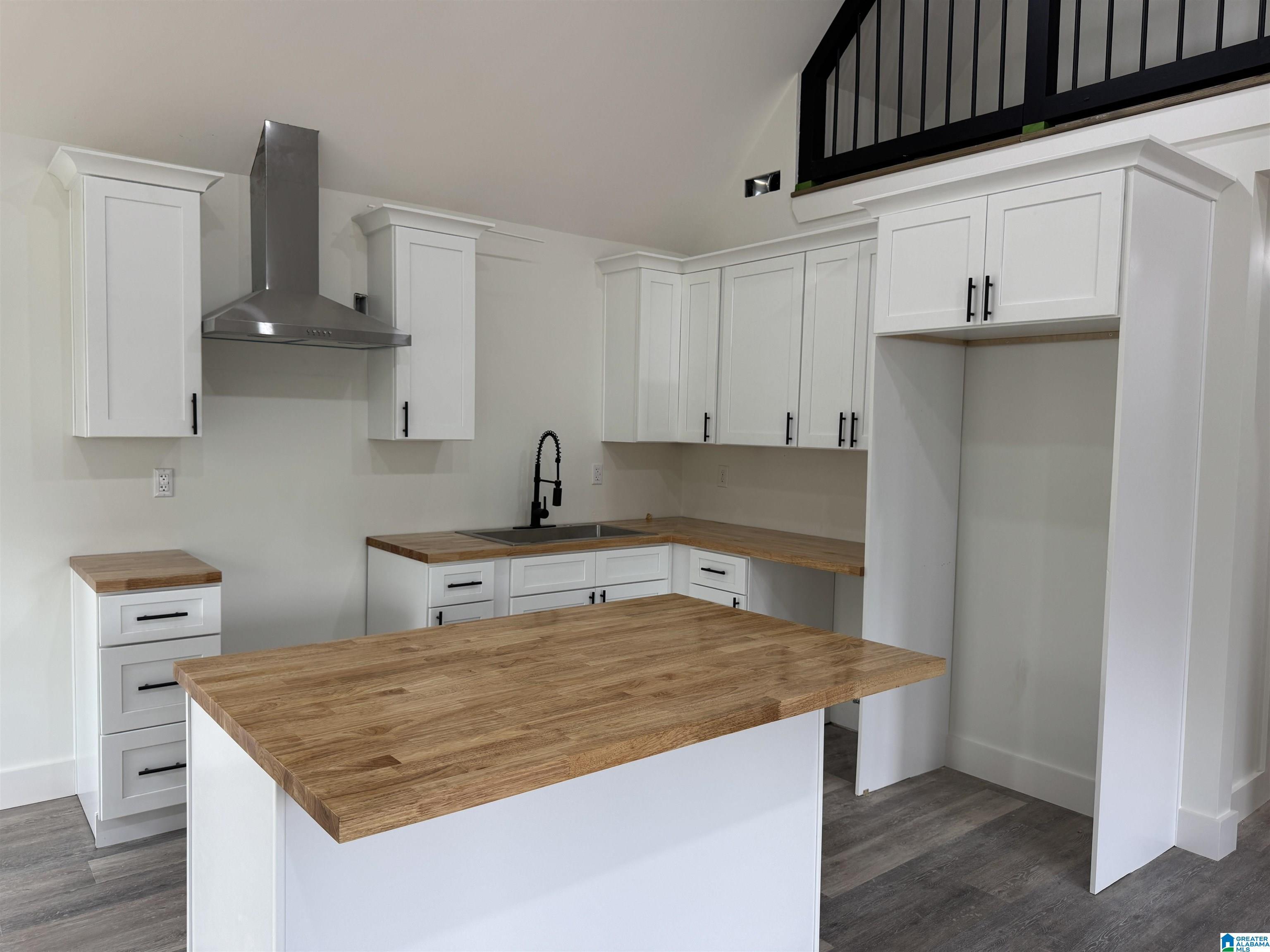 Image 4: Kitchen