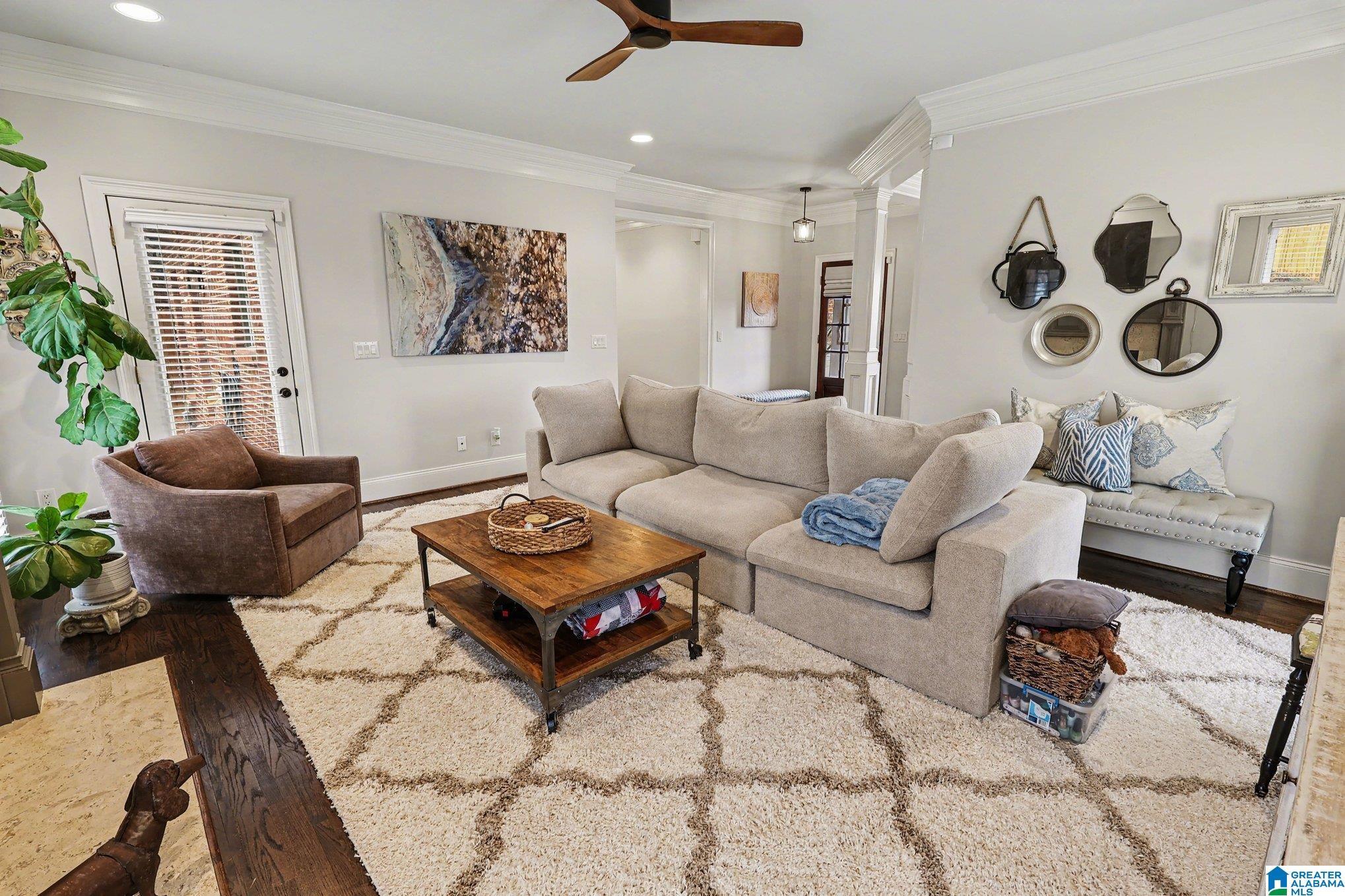 Image 4: Living Room