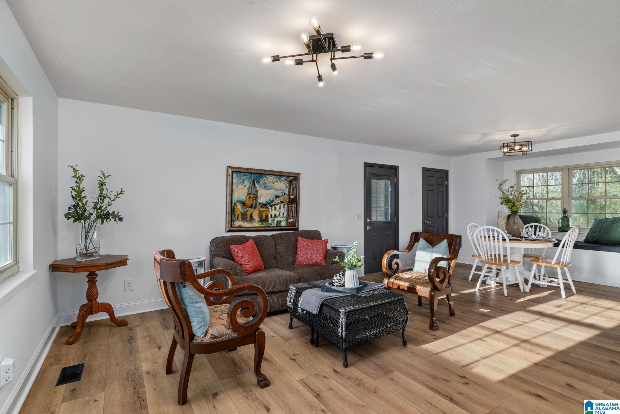 Image 4: Living Room