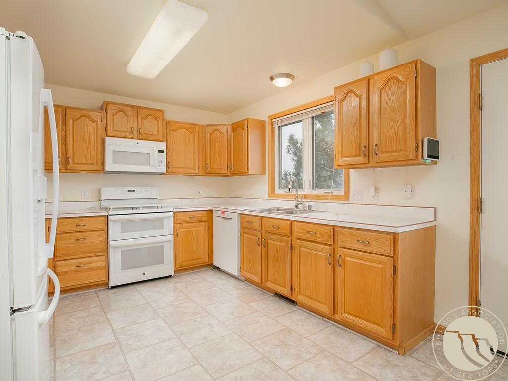 Image 2: Kitchen with pantry and door to the upper deck