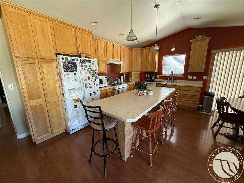 Image 4: Kitchen with Island