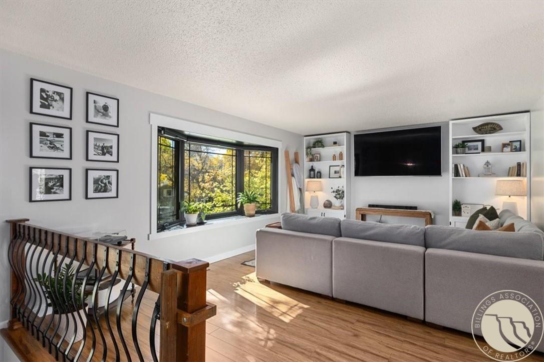 Image 2: Living Room - Main