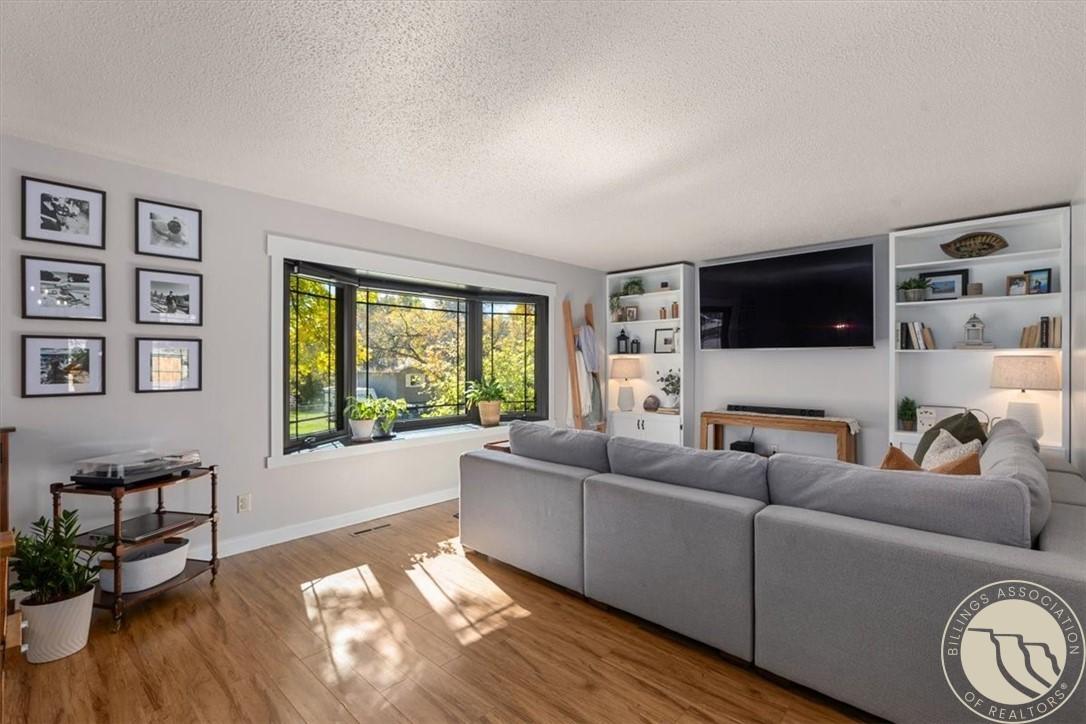 Image 3: Living Room - Main