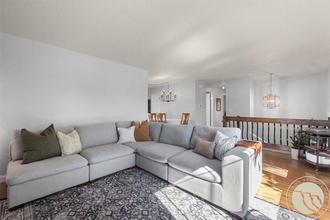 Image 4: Living Room - Main