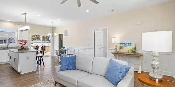 823 ROYAL WAY