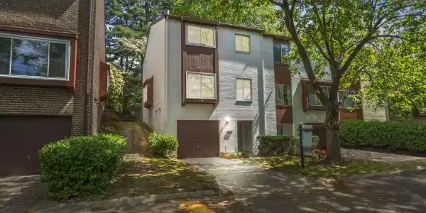 9952 LAKE LANDING