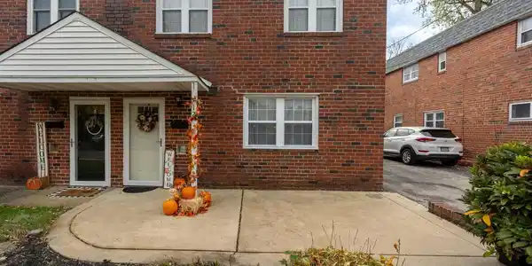 12 FOREST AVENUE