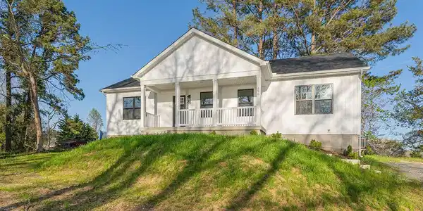 196 LAKEVIEW CIRCLE