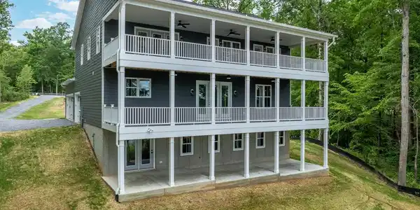 390 ANDERSON WAY