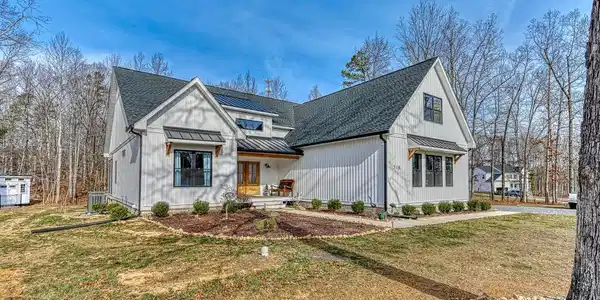 718 TRAVELLER STREET