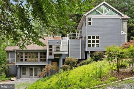 1252 CLARENDON COURT