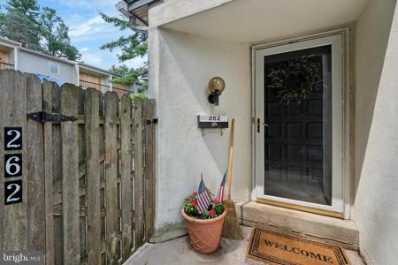 262 GREEN BRIAR COURT