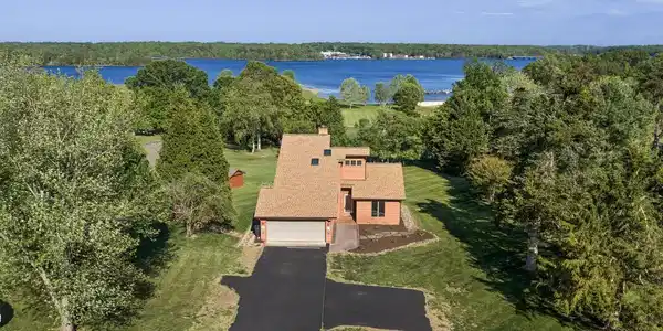 892 WINDWAY LANE