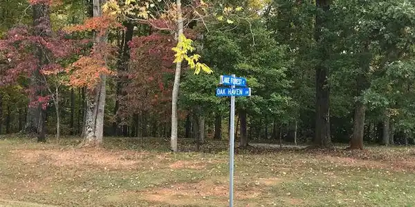 LAKE FOREST DR