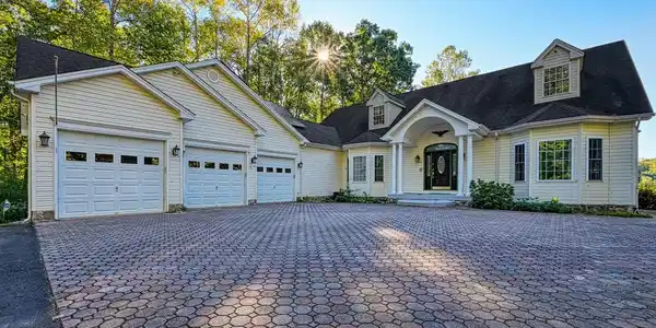 401 LAURELWOOD DRIVE