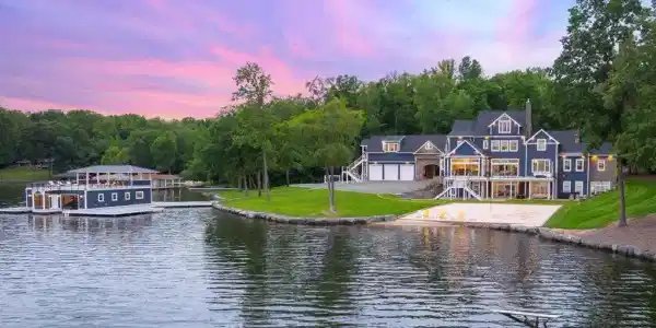 542 TWIN LAKES LANE