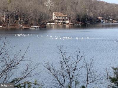 SOUTHWOOD DR-LAKE FRONT