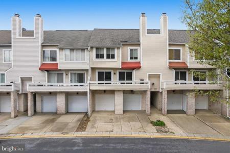 9815 LAKE SHORE DRIVE