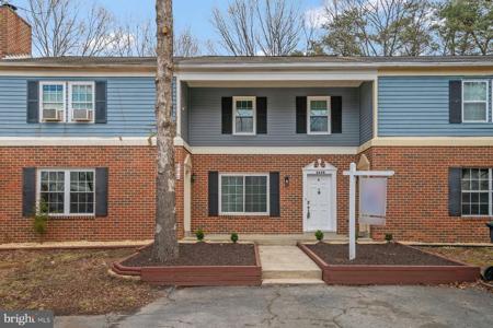 800 LARKSPUR COURT
