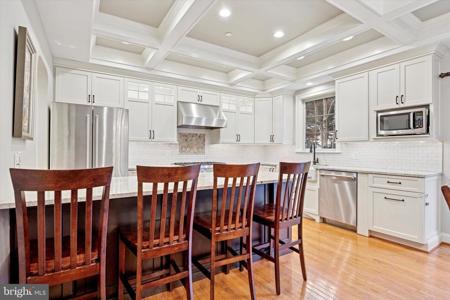 121 VALLEY PLACE