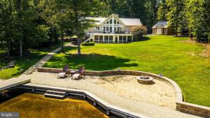 462 TWIN LAKES LANE