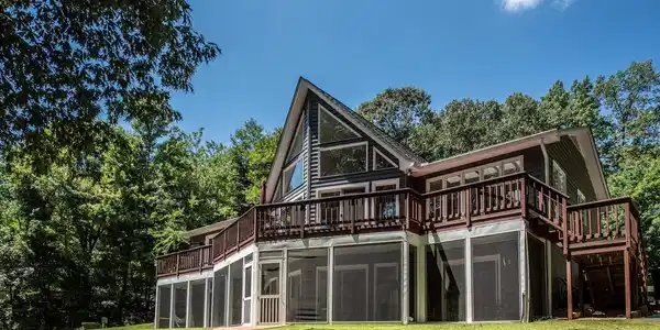 6123 KELLYS GLEN