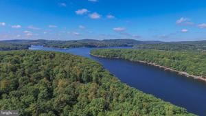 10 NORTH SHORELINE DRIVE (THOUSAND ACRES)