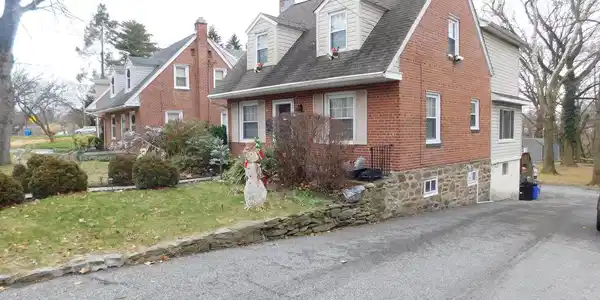 236 W RIDLEY AVENUE