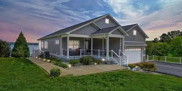 1098 OAK GROVE DRIVE